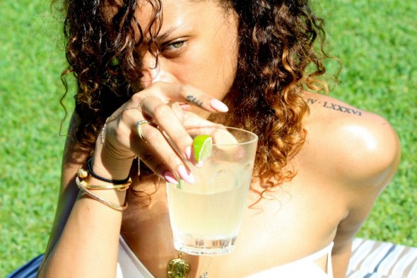 le foto hot di rihanna in bikini alle hawaii